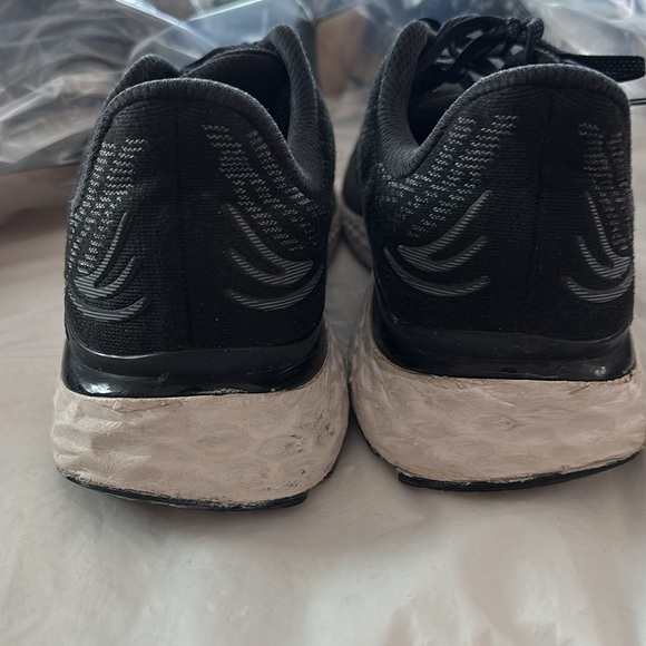 New Balance Fresh Foam 880v11 Black Running Shoes SZ 10 Worn 1X main image 4